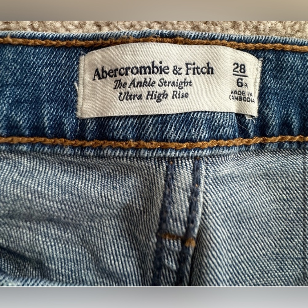 Abercrombie & Fitch Ultra High Rise Ankle Straight Jean - Picture 3 of 4